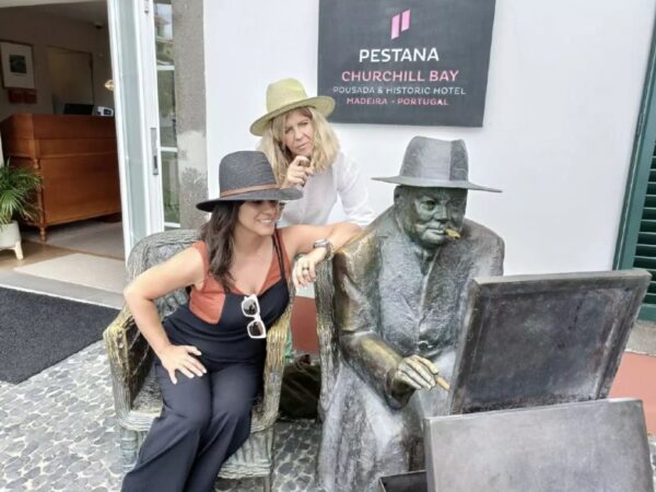 Carmen Concepción y María José Manso junto a una estatua de Chruchill en Madeira.